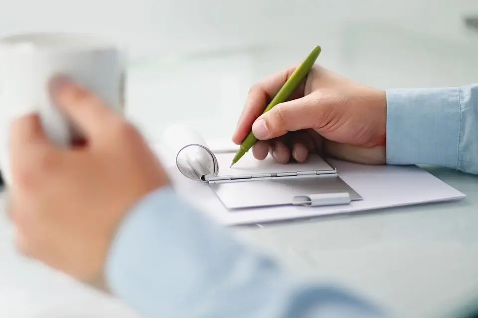 知合学：申论大作文没思路？4步搞定文章框架与论点(图1)